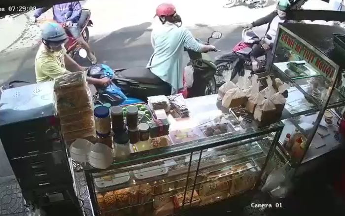 Clip: Nhóm đối tượng dàn cảnh đụng xe, trộm điện thoại của người phụ nữ trước tiệm bánh