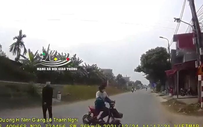 Clip: 'Đứng tim' cảnh nữ sinh chạy xe sang đường bị xe tải húc văng cả mét khiến nằm bất động