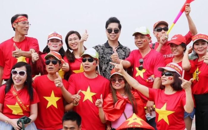 Danh ca Ngọc Sơn: Hãy nắm chặt tay tiếp thêm sức mạnh cho tuyển Việt Nam đấu Thái Lan