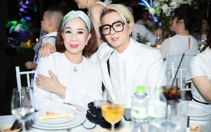 Vũ Hà tặng đô la cho vợ 60 tuổi, còn làm điều này trong ngày sinh nhật khiến bà xã xúc động