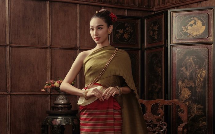 Miss Grand đăng ảnh Thùy Tiên mặc trang phục Thái Lan, netizen kêu gọi nàng hậu làm ngay chuyện này