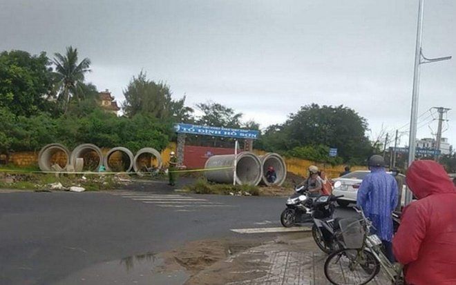 Tá hỏa phát hiện thi thể người đàn ông cháy đen trong ống cống bê tông