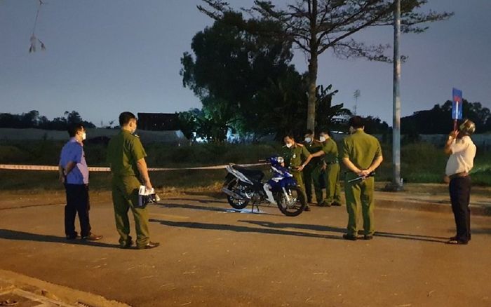 Bình Dương: Nam thanh niên gục chết cạnh chiếc xe máy tại khu đất trống