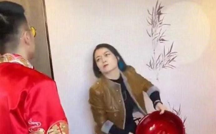 Chú rể bị nhà gái bắt uống nước rửa chân và tạt nước vào mặt, phản ứng của cô dâu làm dân mạng khiếp hãi