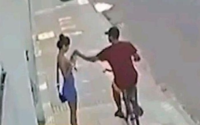 'Quái xế' đi xe đạp giật điện thoại của cô gái đi đường, cái kết kịch tính khiến nhiều người hả hê