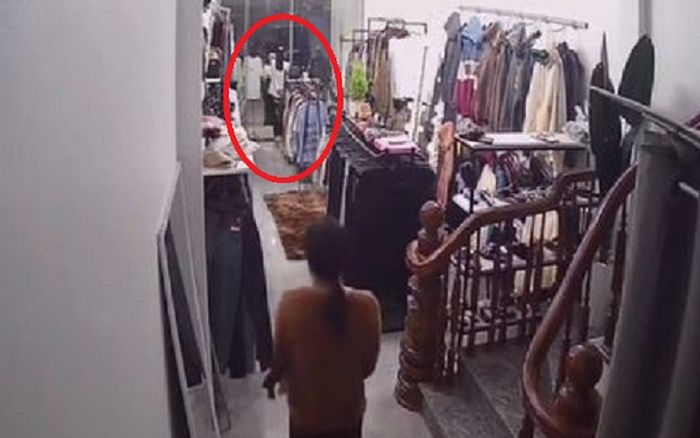 Niềm nở ra cửa đón khách, cô gái hoảng hốt vội chạy vào trong khi thấy nam khách làm trò này