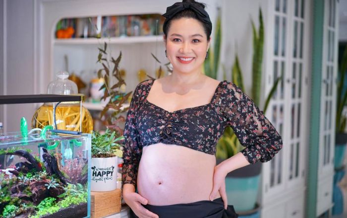 Được khán giả chúc mừng vì tưởng Lê Khánh vừa hạ sinh, nữ diễn viên liền đính chính