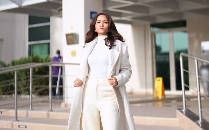 H'Hen Niê ngời ngời thần thái với set đồ trắng sang chảnh, tự make up khi đi công tác Dubai