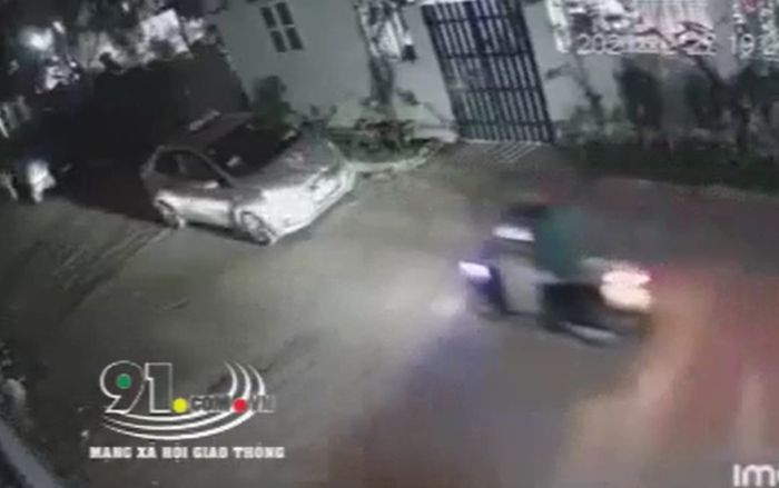 Tranh cãi 'nảy lửa' clip cô gái vừa chạy xe máy vừa bấm điện thoại, tông thẳng vào ô tô đang dừng đỗ