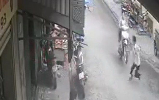 Tranh cãi kịch liệt cảnh nam sinh 'trổ tài' bốc đầu xe tông trúng bé trai giữa đường