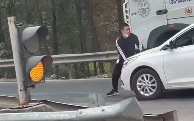 Sau màn ẩu đả giữa đường, tài xế ô tô cất thanh sắt rồi nhấn ga chạy thẳng khiến đối phương ngỡ ngàng