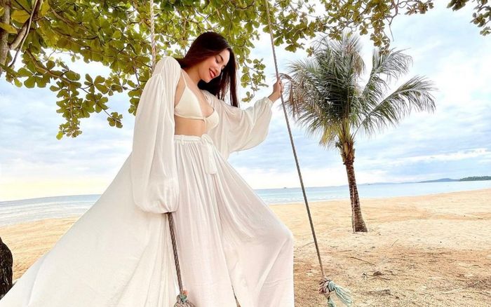 Hồ Ngọc Hà khoe eo tuyệt đẹp khi đi du lịch Phú Quốc với gia đình