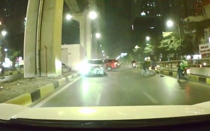 Clip: Tài xế say xỉn điều khiển xe phi như bay tông văng ô tô chạy cùng chiều trên đường phố Hà Nội