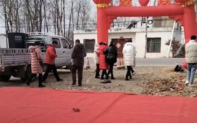 Đang làm đám cưới thì thấy nước chảy xuống chân, cô dâu khiến quan khách hai bên sửng sốt