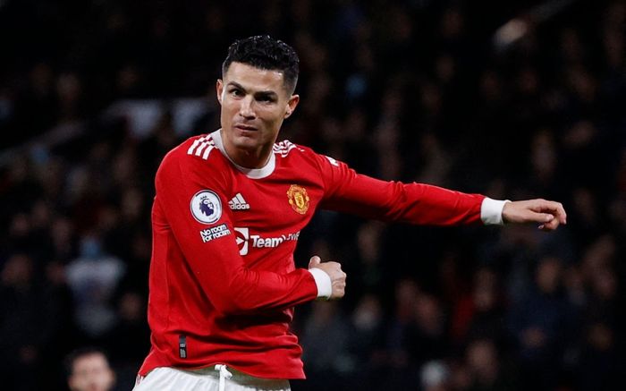 Ronaldo ghi bàn và kiến tạo ngày cuối năm, vẫn bị mỉa mai 'đệm vương'