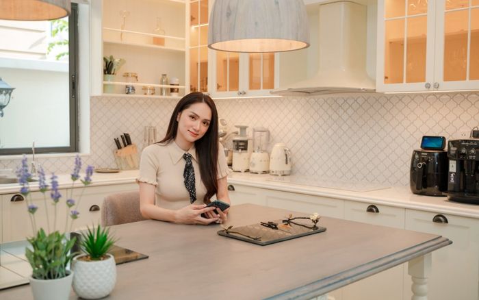 Hương Giang xinh đẹp hết nấc trong dinh thự sang chảnh sau khi đón sinh nhật tuổi 30