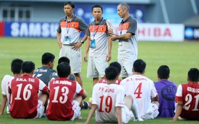 Bóng đá Việt Nam làm kiểu ăn xổi và lãng phí nhân tài?