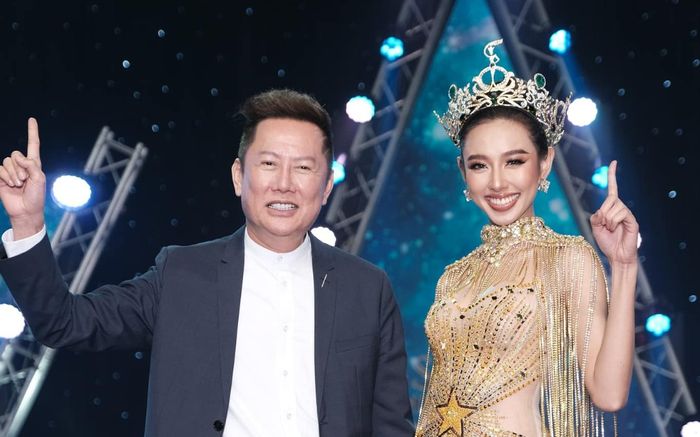 Chủ tịch Miss Grand gây thích thú khi hướng dẫn Thùy Tiên cách trả lời về tin đồn mua giải