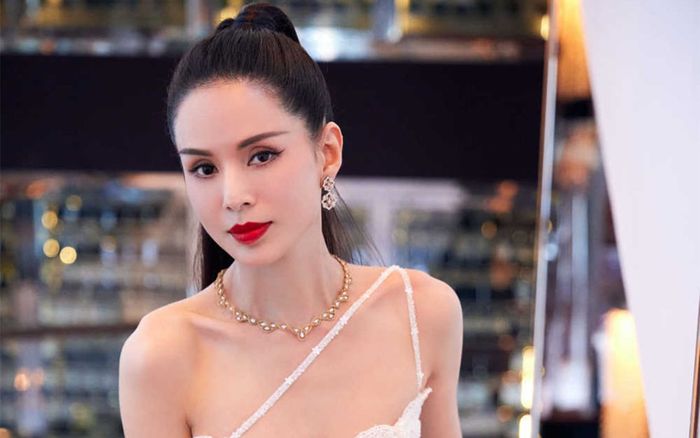 Tiểu Long Nữ khoe cận nét gương mặt tuổi U60 sau khi gây 'choáng' với vòng eo săn chắc