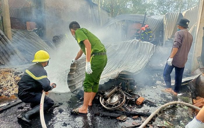 Thanh niên say xỉn phóng hỏa đốt nhà mẹ ruột