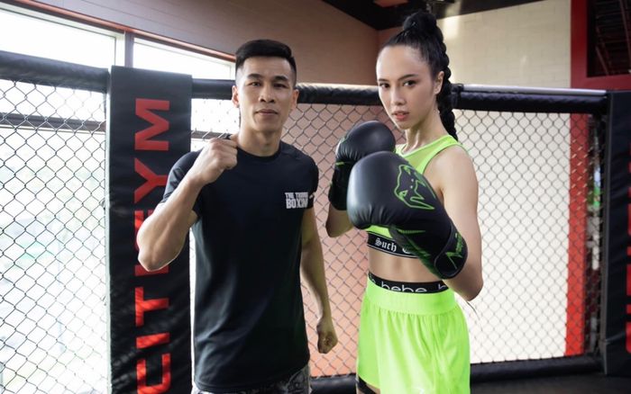 Vũ Ngọc Anh cổ vũ Trần Văn Thảo đấu võ sĩ Thái Lan