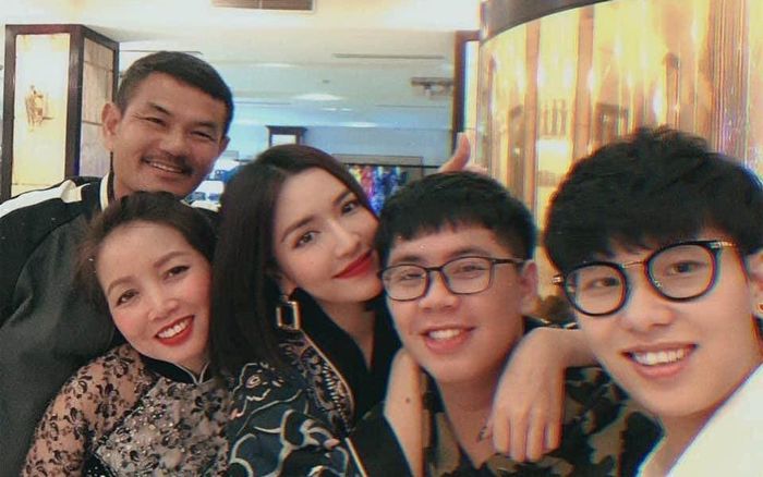 Mẹ Bích Phương xúc động vì hai năm qua chỉ được nhìn thấy con gái trên tivi