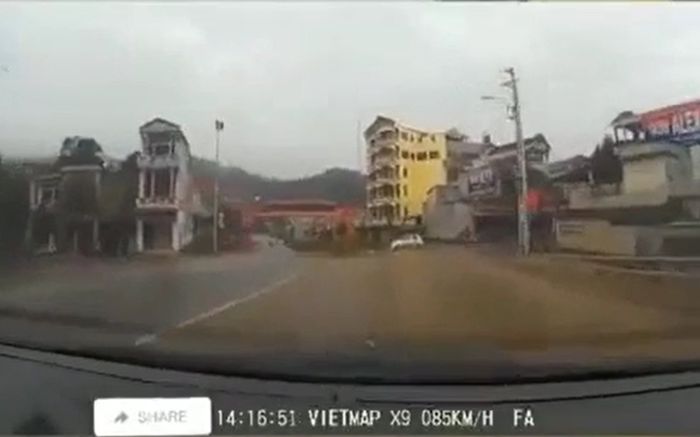 Clip: Xe ô tô phi như bay trên đoạn đường trơn trượt, vừa vào cua liền nhận ngay hậu quả ê chề