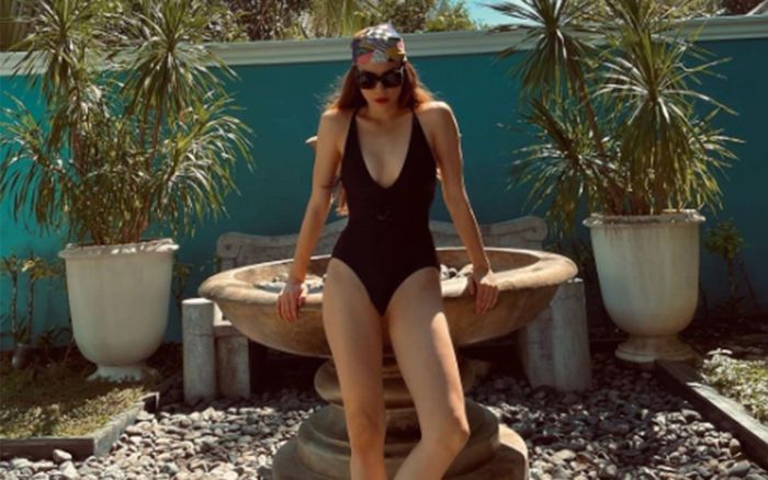 Hồ Ngọc Hà khoe dáng đẹp như tạc với áo tắm khoét hông cao chuẩn hot trend