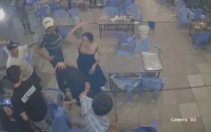 Mời bia và xin số điện thoại không được, nhóm thanh niên đánh 4 cô gái tả tơi tại quán nhậu