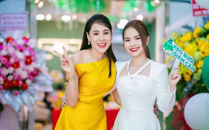 Hồ Bích Trâm rạng rỡ trong ngày khai trương cửa hàng mới, chính thức trở thành Đại sứ thương hiệu của 'Kẹo bưởi'