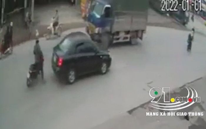 Clip: Ngã xuống đường ngay trước bánh xe tải, người đàn ông thoát nạn thần kì trong ngày đầu năm