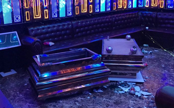 Cãi nhau với bạn gái hát cùng, nam thanh niên đập phá tan tành quán karaoke