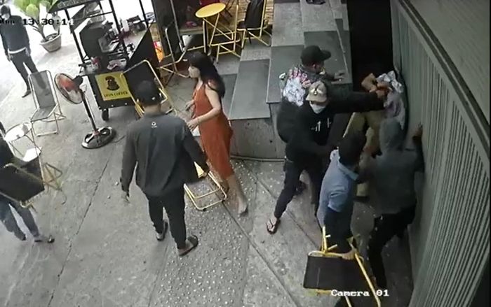 Clip: Nhóm côn đồ vây đánh một giám đốc dã man tại quán cafe