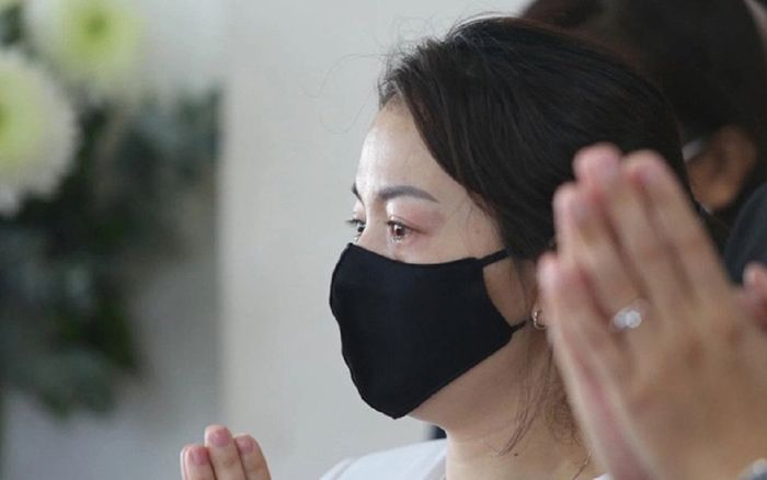 Xuất hiện hình ảnh được cho là mẹ ruột của bé V.A tại lễ cầu siêu, gia đình lên tiếng phản hồi?