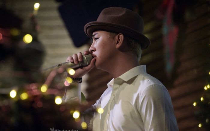 Hoài Lâm 'tái xuất' biểu diễn cực sung trên sân khấu, fan có hành động gây chú ý dành cho nam ca sĩ?