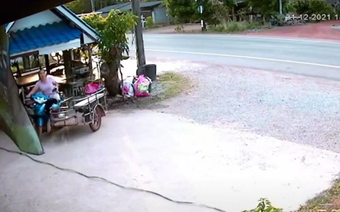 Clip: Xe container lật nghiêng san bằng cả quán ven đường, người phụ nữ thoát nạn trong gang tấc