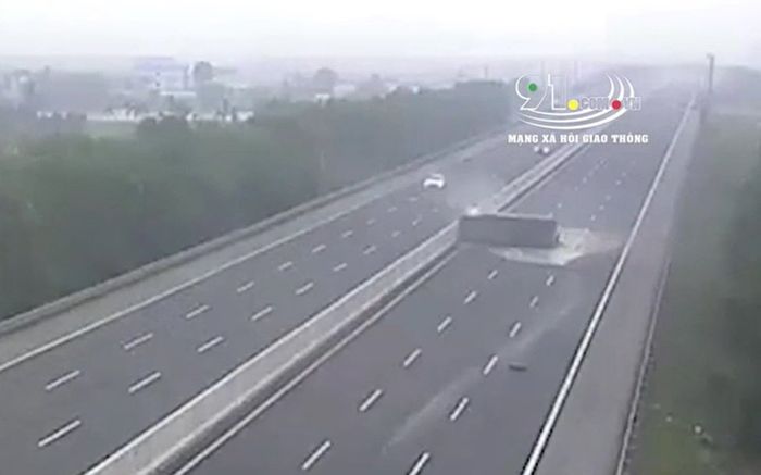 Camera ghi lại khoảnh khắc xe tải lật nghiêng trên cao tốc khiến hàng tấn cả phủ trắng mặt đường
