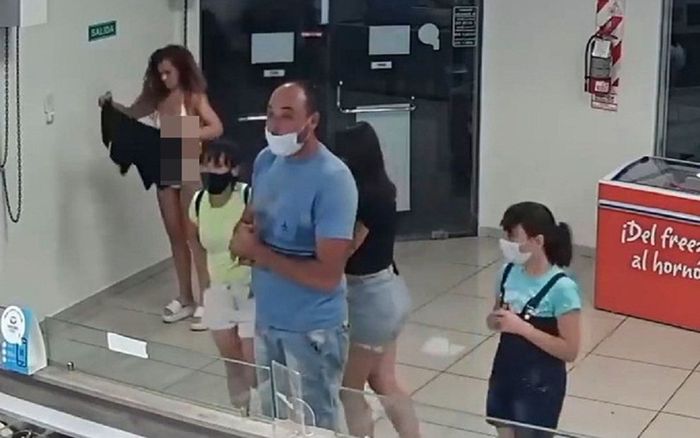 Thản nhiên cởi đồ khi bị yêu cầu đeo khẩu trang tại quán kem, người phụ nữ khiến nhiều người ái ngại