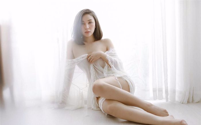 Quỳnh Thư diện váy ngủ mong manh, đố ai có thể cưỡng lại sự quyến rũ ấy