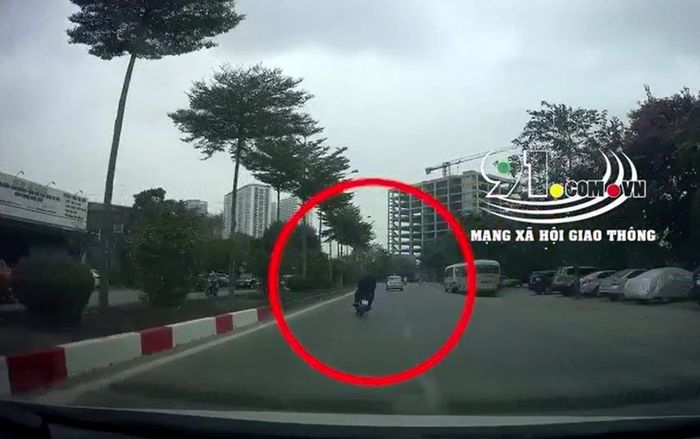 2 thanh niên đầu trần đánh võng, phi như bay trên đường và cú ngã đau điếng nhớ đời ngay giây sau đó