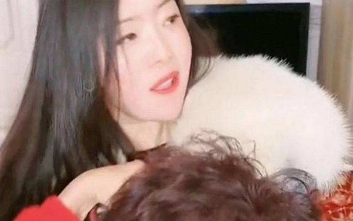 Phù dâu giấu giày cô dâu trước ngực rồi bắt chú rể tự tay lấy mới cho qua cửa