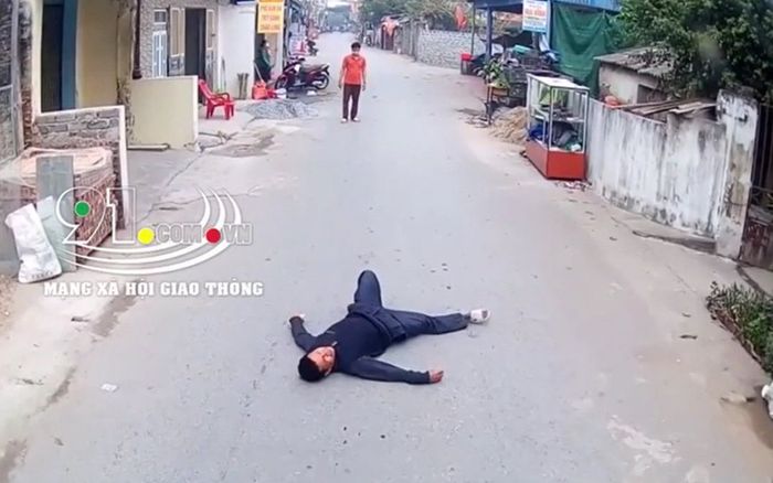 Clip: Khó hiểu cảnh người đàn ông bất ngờ lao ra đường nằm 'ăn vạ' ngay trước đầu ô tô
