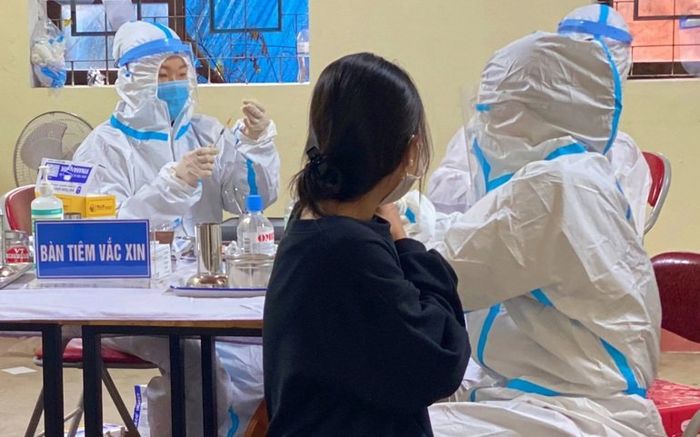 Sáng 6/1, F0 tăng vọt, ngành y tế lo quá tải nếu ca nhiễm Omicron lan rộng