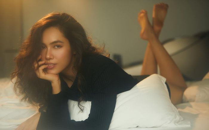 Á hậu Hoàng My 'mang bầu về cho mẹ' nhưng sự thật khiến fan lo lắng