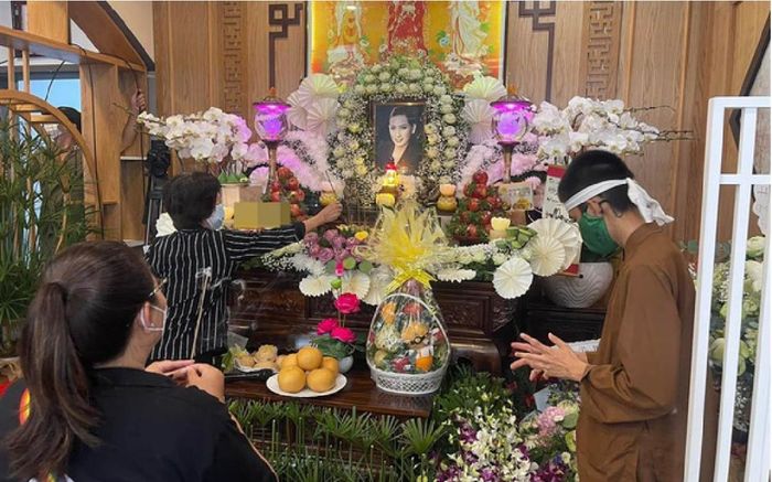 Con gái Phi Nhung gây xúc động khi tự tay làm điều đặc biệt nhân 100 ngày cố ca sĩ qua đời