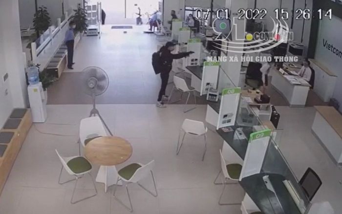 Camera ghi cảnh người đàn ông cầm vật nghi là súng xông vào cướp ngân hàng ở Hải Phòng