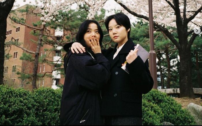 Jisoo (BlackPink) đăng ảnh tưởng nhớ bạn diễn Kim Mi Soo