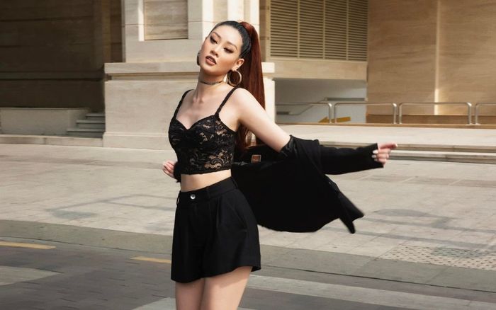 Diện croptop ren gợi cảm nhưng Hoa hậu Khánh Vân lại để lộ thân hình gầy trơ xương