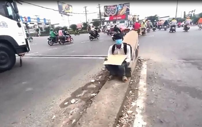 Ngồi lề đường xin tiền xe về quê, mạnh thường quân lại hỏi một câu, nam thanh niên vội co giò bỏ chạy