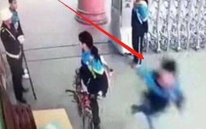 Kiểm tra camera soi mặt học sinh đi muộn, giáo viên không dám tin vào cảnh trước mắt